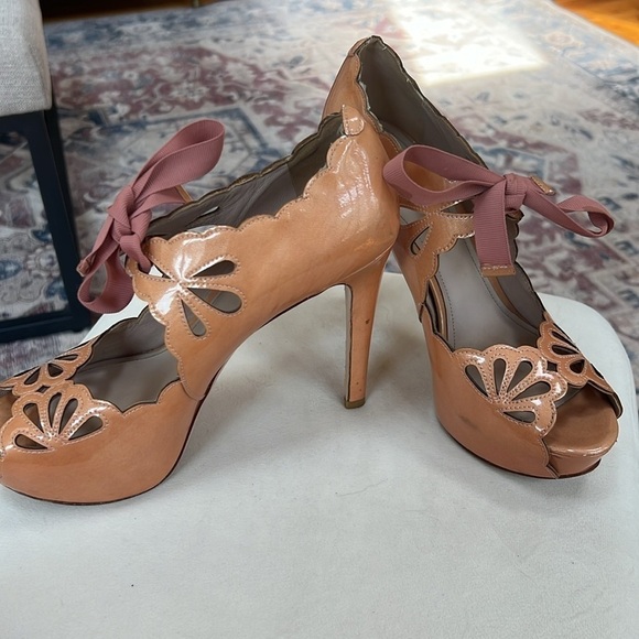 Joan & David Woman's Pink Patent Cicilee Scalloped Ribbon Tie Mary Jane Pump - Picture 10 of 10